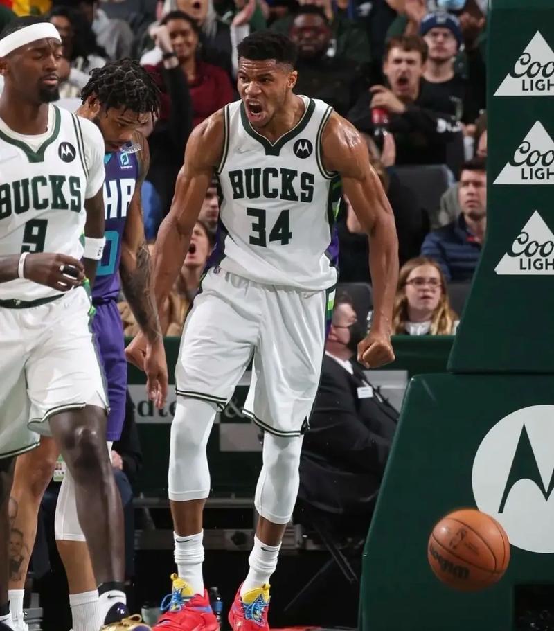 苦苦支撑！哈里森·巴恩斯人缝中左手勾手再中 包揽马刺本节10分（巴恩斯强撑全队：人堆里左手勾手再中，独拿马刺本节10分）