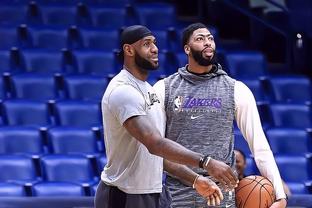 尤文航班延误，挪威当地球迷抓紧机会在机场与他们合影留念（尤文航班误点，挪威球迷趁机在机场合影）