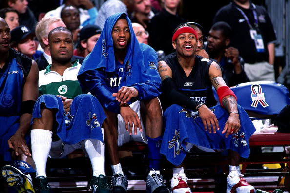 差之毫厘！凯肖恩·乔治中线打板压哨三分命中 可惜先超时了！（压哨绝杀未果：凯肖恩·乔治中线打板三分命中却被判超时）