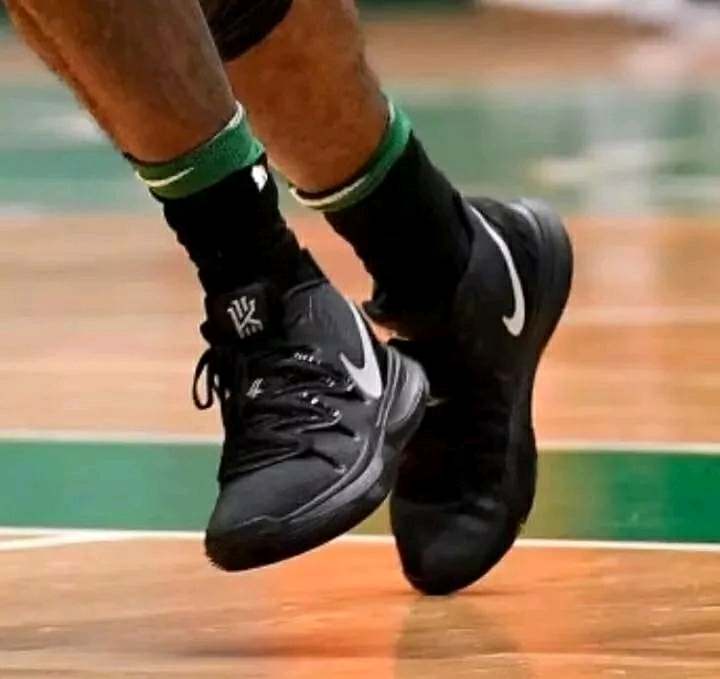 奋力反击！庞峥麟连续上篮得手后助刘泽希三分命中 率队打停天津（强势反扑！庞峥麟连中上篮再助刘泽希三分，球队逼停天津）