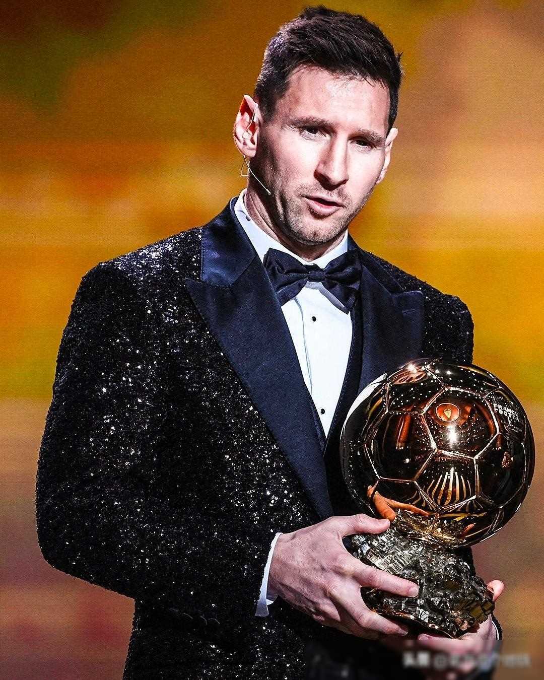 球员倒地后仍把球传出去，太拼（倒地仍把球传出，拼到极致）