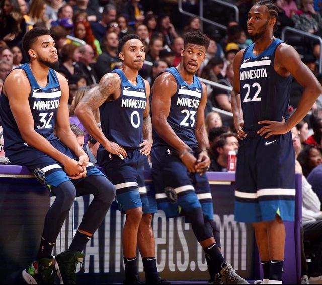 张佳玮：雷霆连败马刺&约基奇砍神话三双 MVP之争越来越有意思了（雷霆遭连败马刺爆冷，约基奇再砍神迹三双，MVP之争更添悬念）