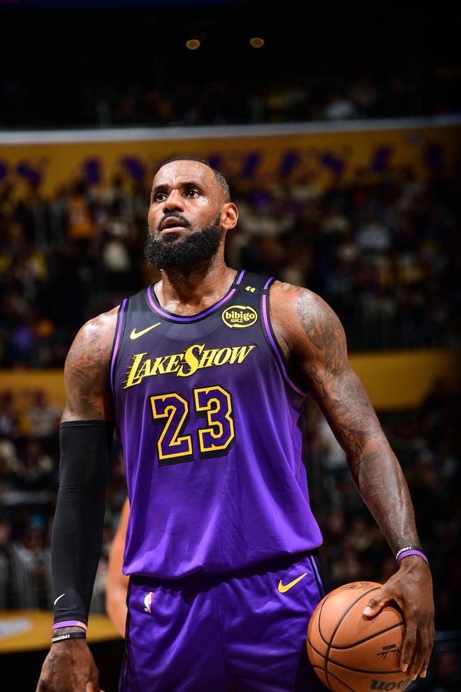 高诗岩追身三分，深圳队开场三分球3中3，激情四溢的篮球盛宴（高诗岩追身三分点燃全场，深圳队开局外线3投3中，篮球激情全面爆发）