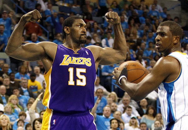 曼联英超15轮4-1胜狼队，近3轮不败，B费2射1传，助球队冲至第六，有望重返欧冠区。（英超第15轮：曼联4-1击退狼队，B费梅开二度+助攻，近3轮不败升至第六，剑指欧冠区）