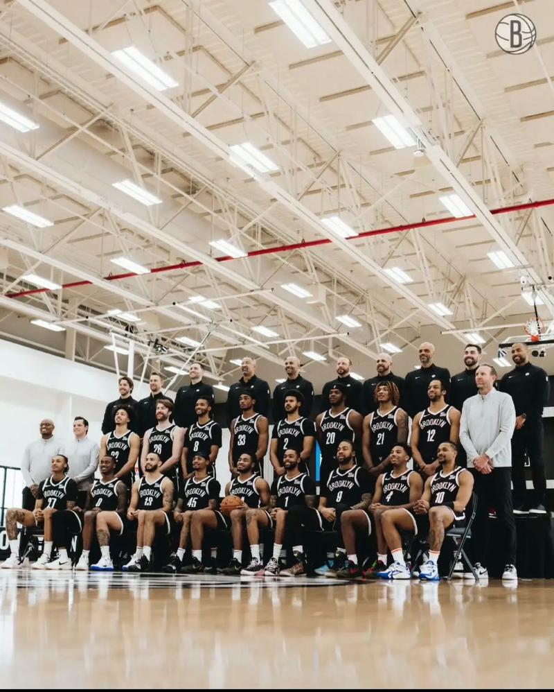 足坛悲喜一夜！AC米兰0-1爆冷被淘汰，13场不败终结，曼联1-1被绝平（足坛冷暖一夜！AC米兰0-1爆冷出局，13场不败告终，曼联1-1遭读秒扳平）