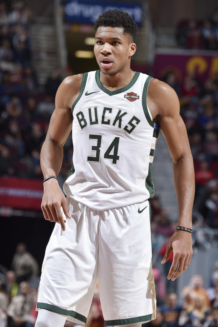 即便是库里老了，也是勇士队的非卖品，毕竟他可是队史第一人（即使库里老去，勇士也绝不交易他，毕竟他是队史第一人）