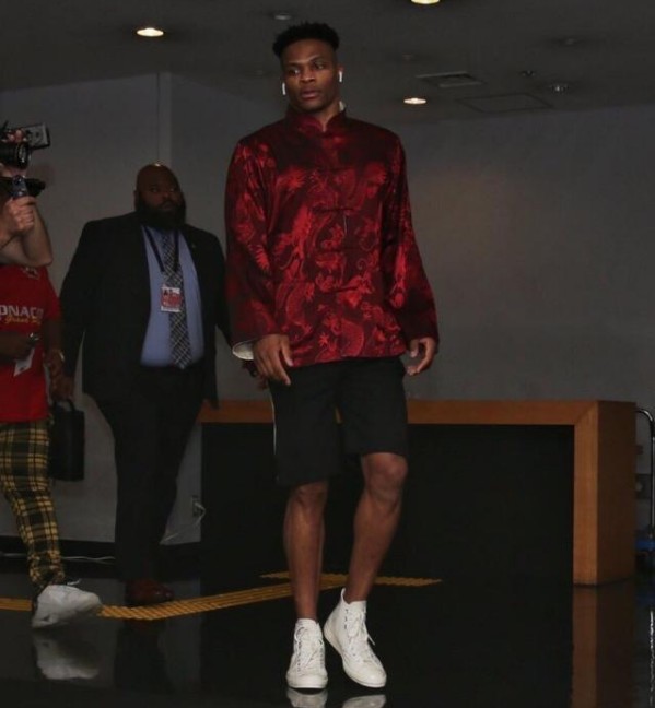 中场核心连续突破防守制造射门机会（中场指挥官连续冲击防线创造射门良机）