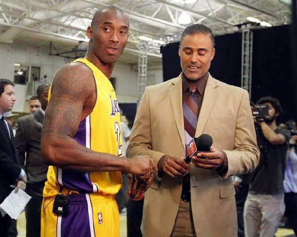 泰州队“苏超”冠军奖杯开启全市巡展，第一站在海陵老街（泰州队“苏超”冠军杯全市巡展启动，首站海陵老街）