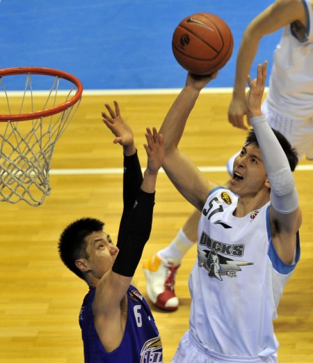 威金顿半场表现抢眼，效率惊人（威金顿半场大放异彩，效率爆棚）