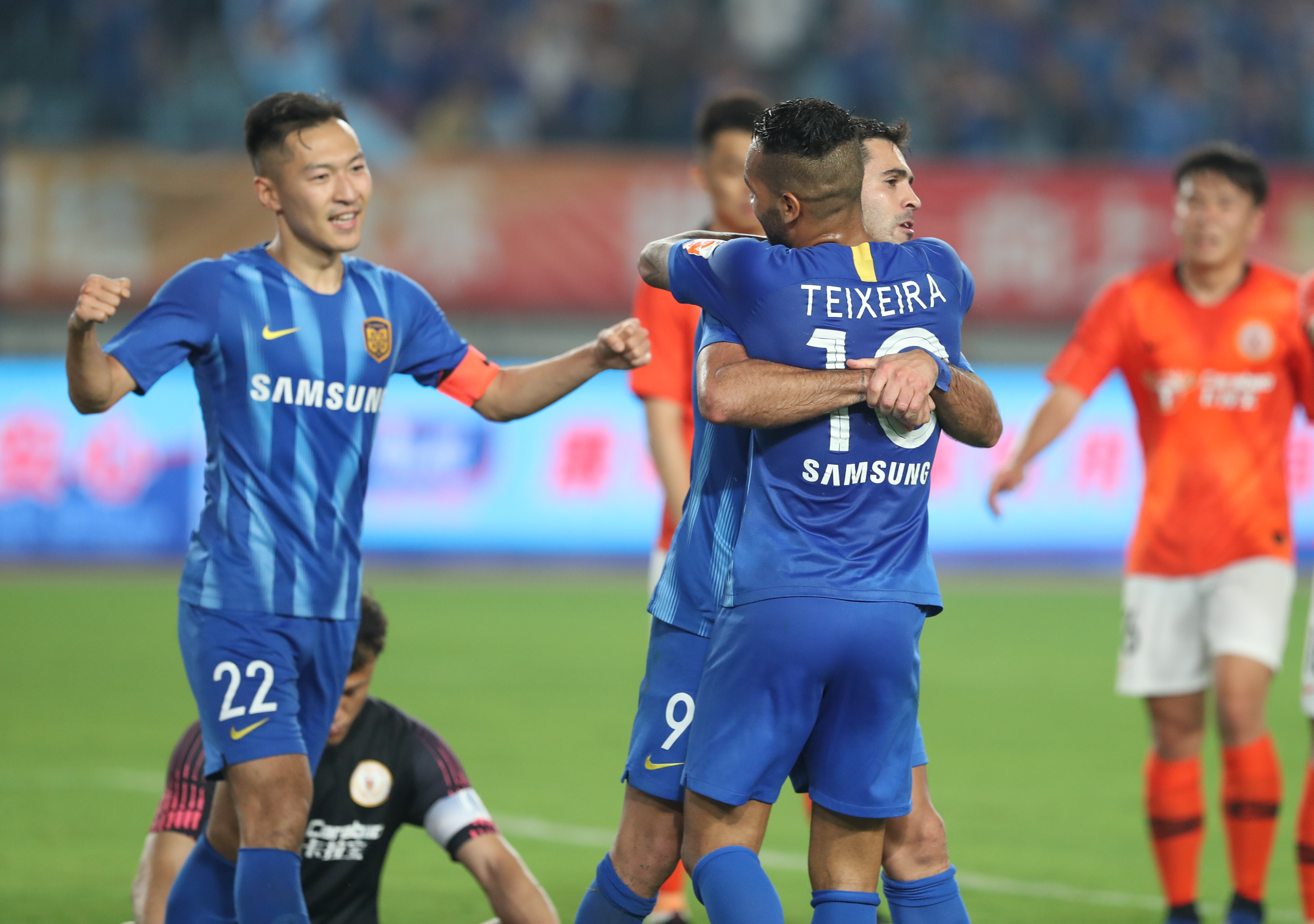 澳超半场：两队破门乏术，麦克阿瑟0-0布里斯班狮吼（澳超半场：麦克阿瑟与布里斯班狮吼互交白卷，0-0）