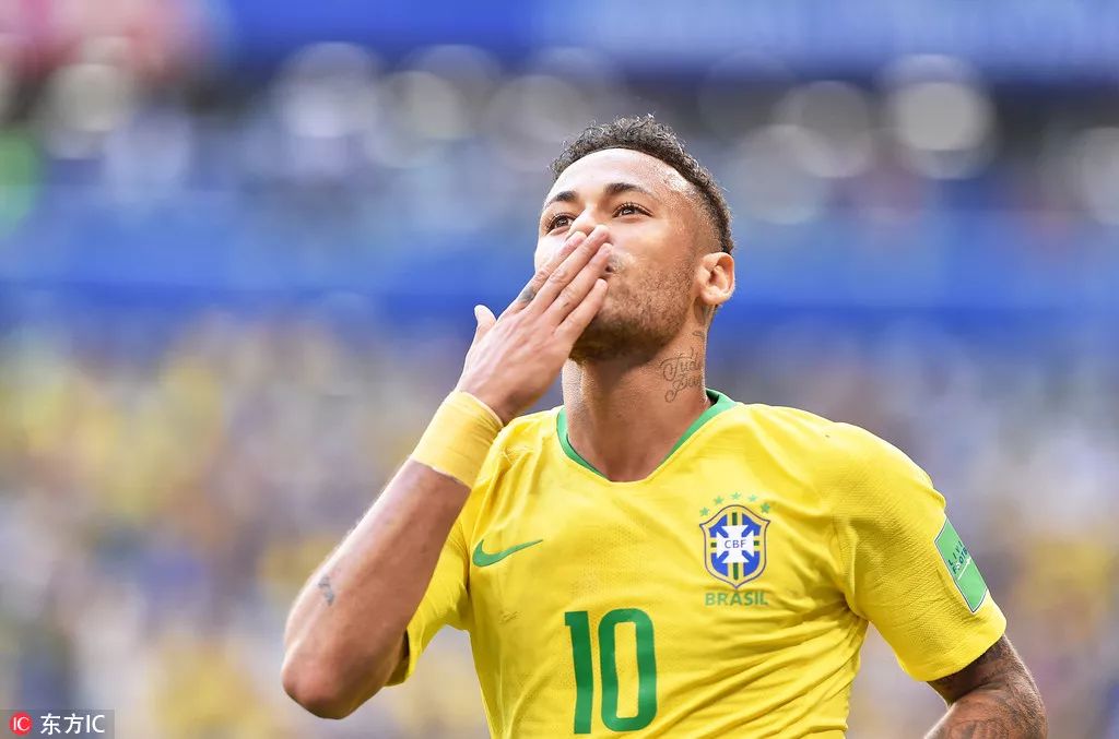 日本队2026年世界杯球衣：深蓝色底色+浅蓝色波浪状图案（日本队2026世界杯新球衣：深蓝主色，浅蓝波浪纹点缀）