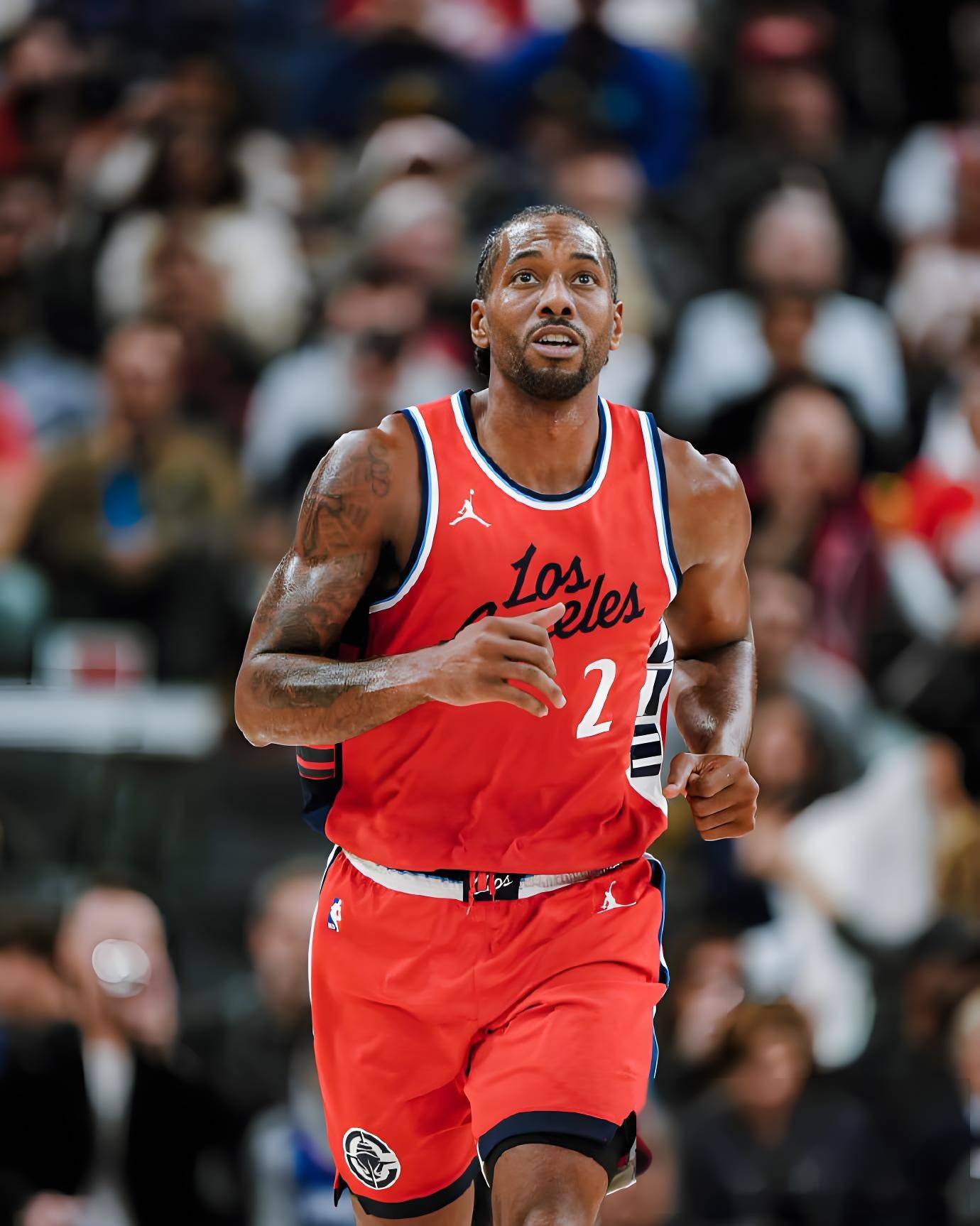 梅西太内向了，主持人说第一句就想拿着奖杯走，不到三年拿四冠（梅西被调侃太内向：刚开口就想捧杯走人，三年未满豪取四冠）