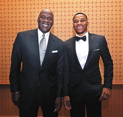 福克斯强突多特对抗后差点丢球&裁判吹多特犯规 雷霆挑战但失败（福克斯突破与多特对抗险酿失误，裁判判罚多特犯规，雷霆挑战失败）